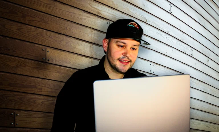 DIY Web Design or Pro? Here’s When You Should Invest in a Professional to Boost Your Business!